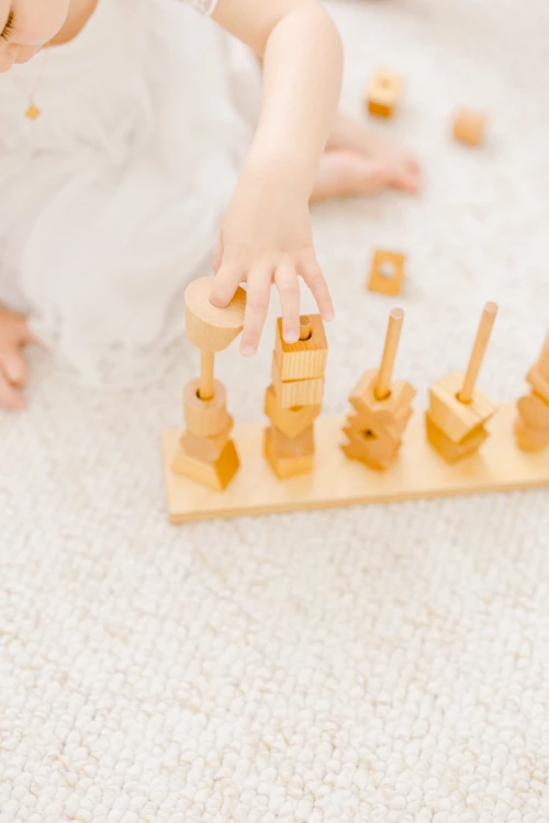 enfant jouer jouet jeu beige